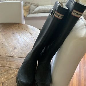 Size 6 Black Hunter boots.  Good condition